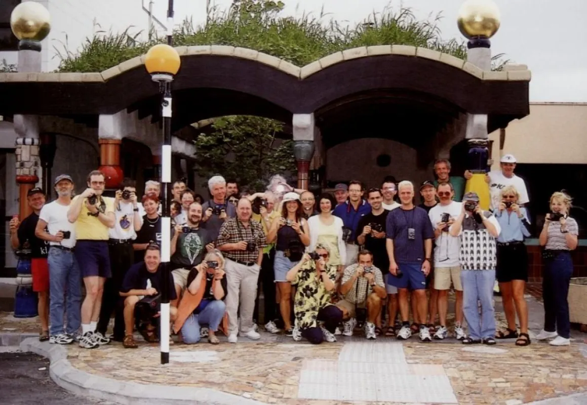 Bild: Millenniummarathoni vor dem Hundertwasserklo.