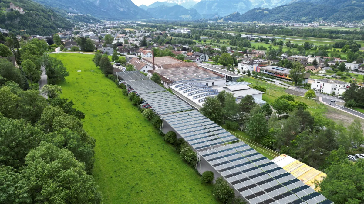 Visualisierung Solarfaltdach Fabrikweg Spoerry in Vaduz (© dhp technology AG)