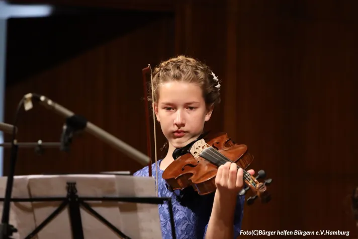 Eine neue Geige für die talentierte Aurelia! Bild: Eine neue Geige für die talentierte Aurelia!
