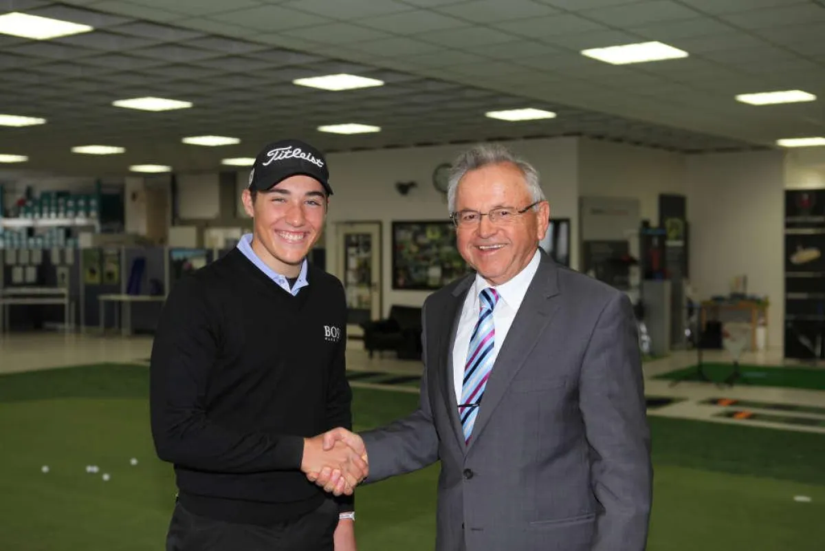 Wiestaw Kramski gratuliert Dominic Foos zum Titelgewinn der French International Boys 2013