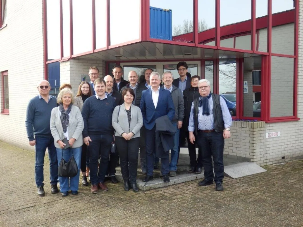 Die Mitglieder der Meisterteam-Metalbau-ERFA beim Besuch bei ALUVO Alufensterbau in Nieuwleusen