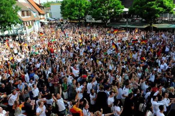 Bild: „Ich will die super Atmosphäre hier erleben“: Erfolgreiches Public-Viewing Sindelfingen geht zu Ende