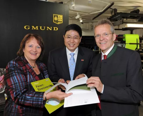 Bild: Patentierte Weltneuheit von Büttenpapierfabrik Gmund wird vor deutsch-chinesischer Delegation präsentiert