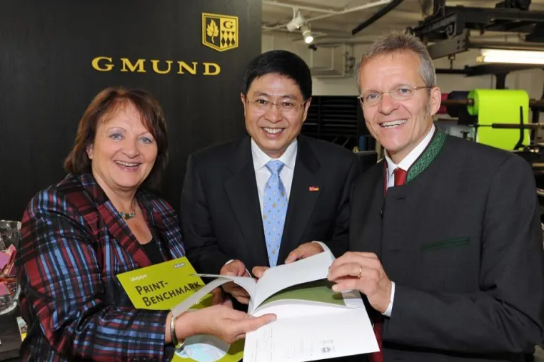 Bild: Patentierte Weltneuheit von Büttenpapierfabrik Gmund wird vor deutsch-chinesischer Delegation präsentiert
