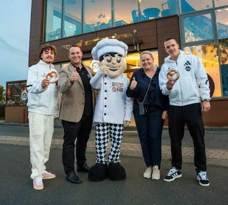 Bild: Ein sportlicher Jubiläumstag mit dem 1. FC Nürnberg bei Brezen Kolb