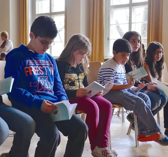 Berliner Rotary Clubs verschenken 3.000 Lesebücher und Pausenkisten an Berliner Grundschulen Bild: Berliner Rotary Clubs verschenken 3.000 Lesebücher und Pausenkisten an Berliner Grundschulen