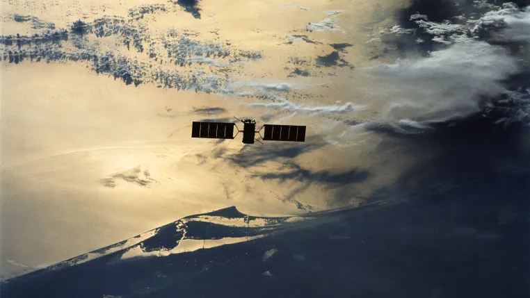«EURECA» mit Röntgenmethoden untersucht: Der durchleuchtete Satellit Bild: «EURECA» mit Röntgenmethoden untersucht: Der durchleuchtete Satellit