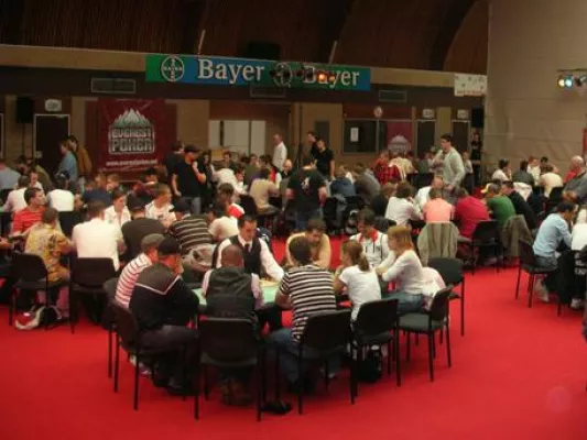 Mehr als 200 Teilnehmer beim Fanturnier von Bayer 04 Leverkusen und Everest Poker Bild: Mehr als 200 Teilnehmer beim Fanturnier von Bayer 04 Leverkusen und Everest Poker