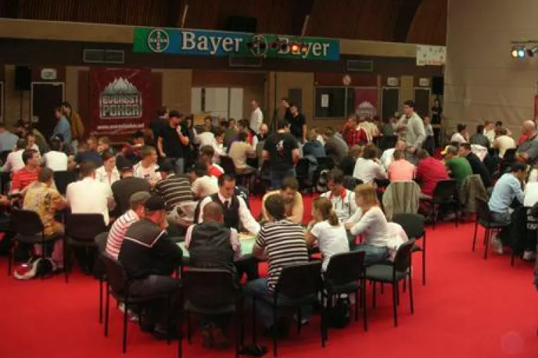 Mehr als 200 Teilnehmer beim Fanturnier von Bayer 04 Leverkusen und Everest Poker Bild: Mehr als 200 Teilnehmer beim Fanturnier von Bayer 04 Leverkusen und Everest Poker