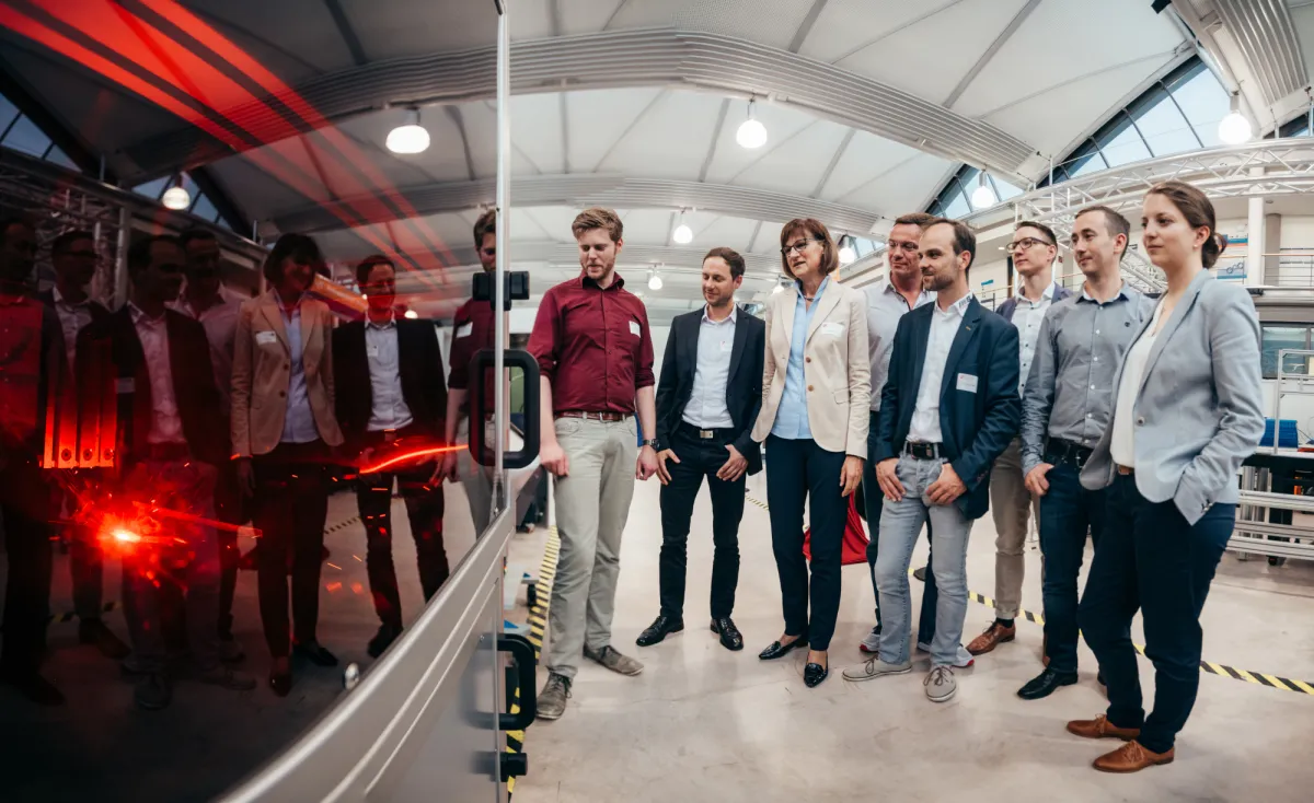 Mathias Eiber erklärt den Welding Cube (© Christoph Gorke)