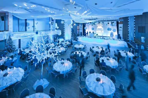 Bild: „Vive la France!“ – oder doch lieber „Welcome to fabulous Las Vegas“? – Themen-Events in der Filderhalle