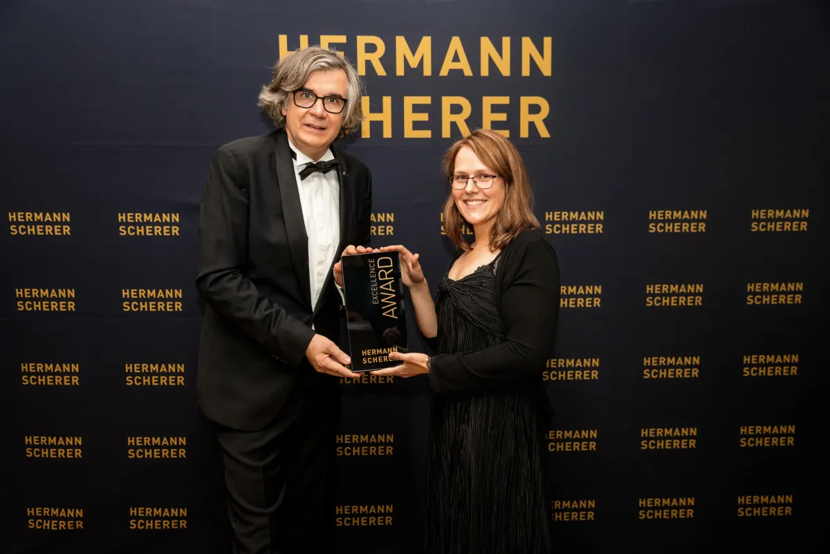 Hermann Scherer überreicht Birgit Richly den begehrten Award. (© Dominik Pfau )