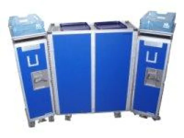 Bild: Ausgemusterte Flugzeugtrolleys als Messestandequipment