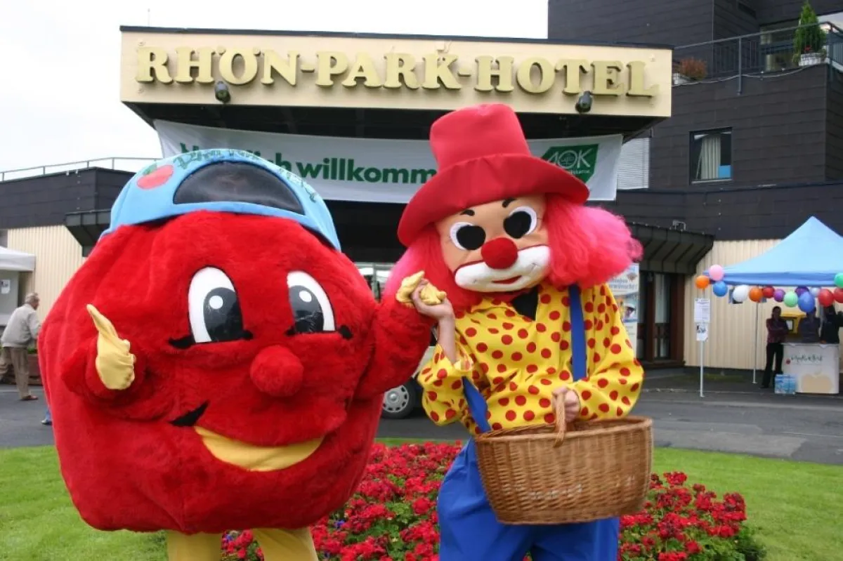 Hand in Hand für einen gelungenen Familienurlaub:  Familotel hat soeben das Rhön Park Hotel im bayerischen Hausen-Roth als Mitglied aufgenommen. Darüber freuen sich auch der Familotel-Clown! und Masko
