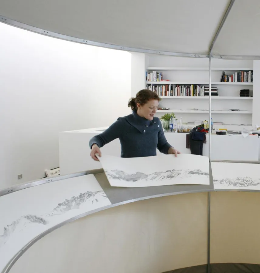 Ulrike Heydenreich mit ihrem Gazebo (Panoramazeichenzelt für Rundumpanoramen) Photo: Diederik van der Mieden, Galerie van der Mieden, Antwerpen