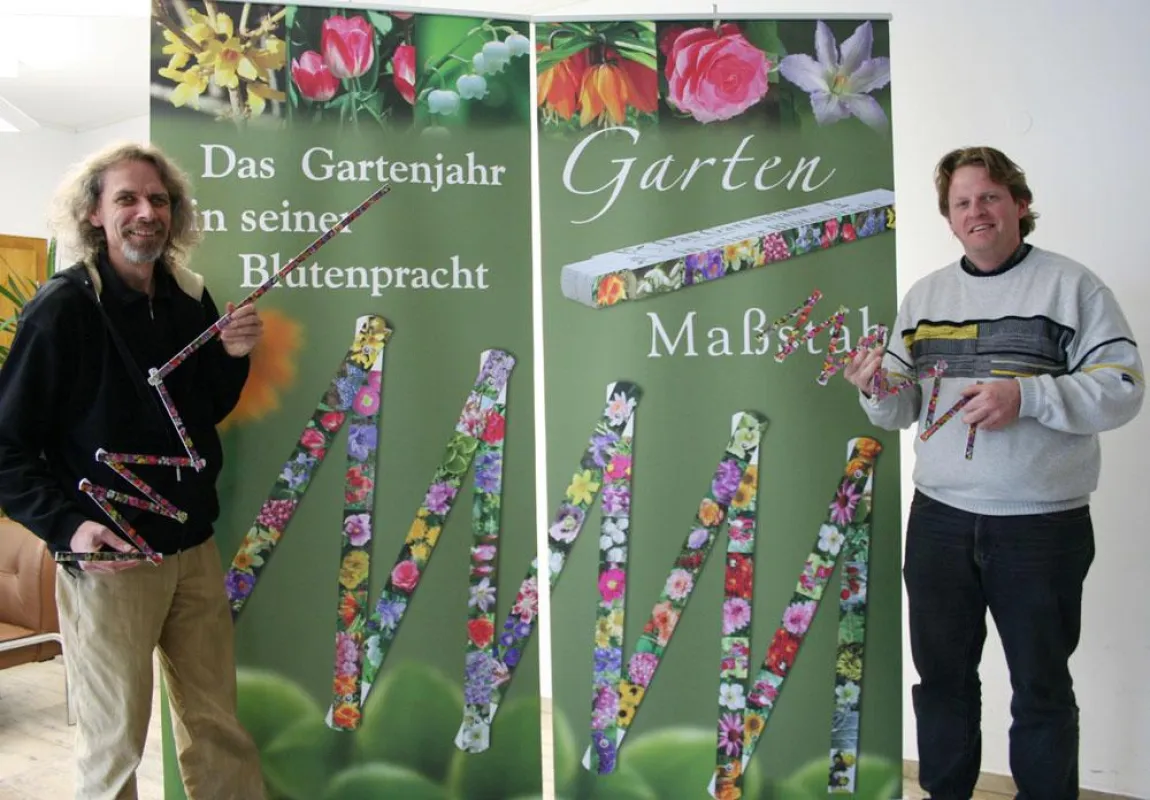 Initiator Hardy Mann links und Michael Weingart vom Maßstabhersteller Adga rechts, mit dem neuen Garten Maßstab