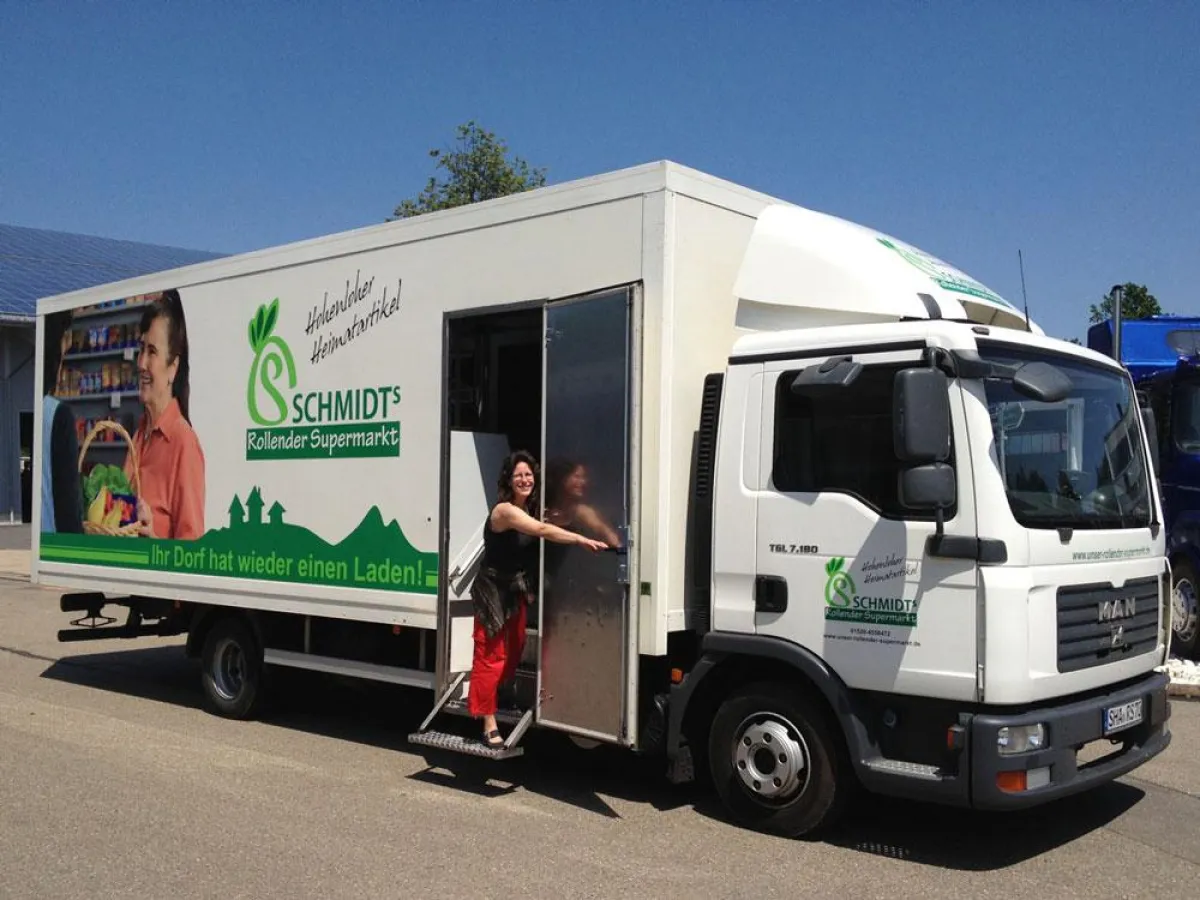 Inhaberin Petra Schmitt mit dem Rollenden Supermarkt