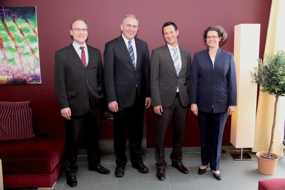 (v.l.): Ronny Pfeiffer (Creditreform Paderborn), Referent Wolfgang Keusgen (Verband der Vereine Creditreform e.V. Neuss), Dirk Markus (Creditreform Paderborn) und Birgit Seipel  (Creditreform Paderbor