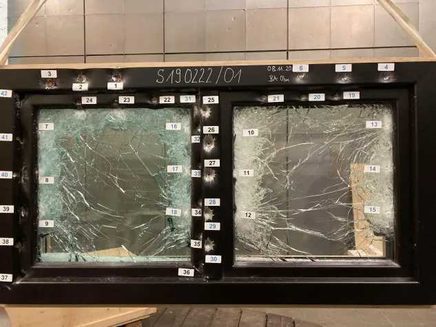 Bild: i+R entwickelt durchschusshemmendes Holz-Alu-Fenster