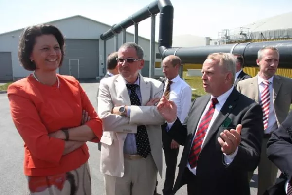 Bild: Bundesministerin Aigner überzeugt sich von Leistungsfähigkeit des NAWARO BioEnergie Parks in Güstrow
