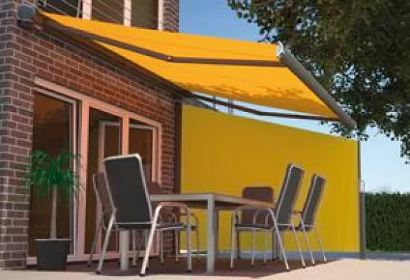 Bild: Praktischer Sicht- und Windschutz von markilux - Neue Seitenmarkise mit Schrägschnitt