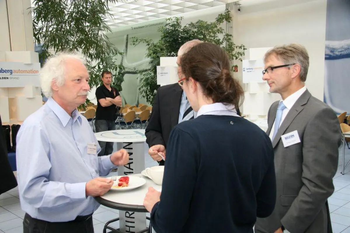 Fachpressetour: Eine übersichtliche, noch persönlich betreubare Journalistengruppe besucht an einem Tag gleich mehrere für sie interessante Unternehmen.