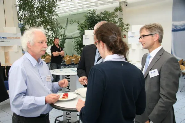 Bild: Journalistengruppe auf Firmenbesuch