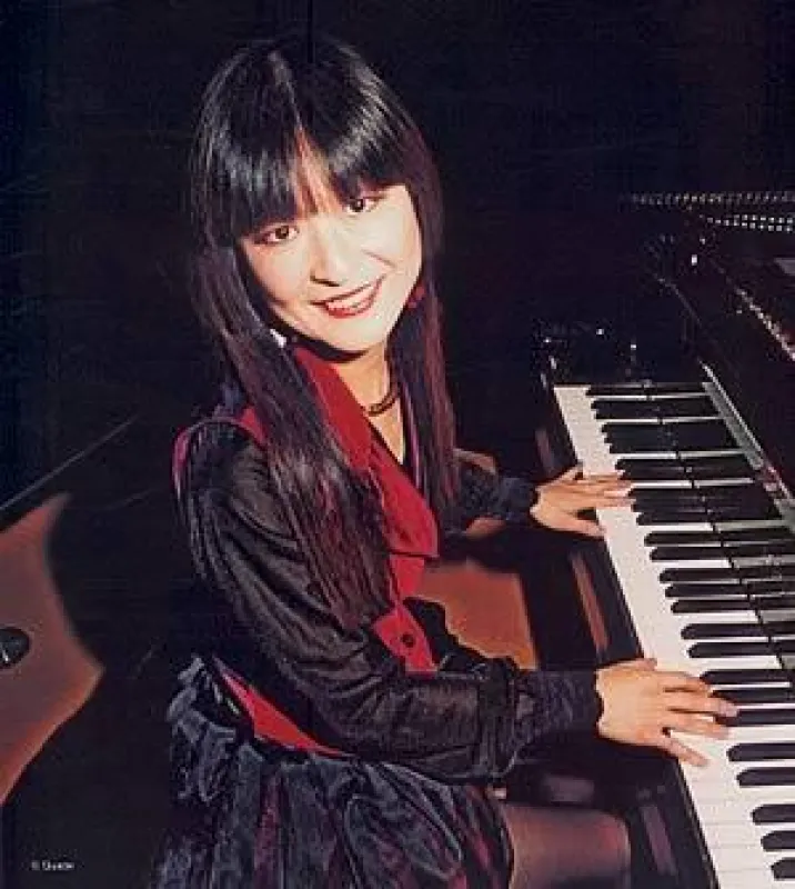 Die Japanerin Chie Ishii interpretiert romantisch-klassische Klaviermusik, komponiert von Heinz Erhardt und trägt dazwischen jeweils passende Verse aus der Feder des Humor-Großmeisters vor