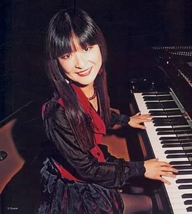 Die Japanerin Chie Ishii interpretiert romantisch-klassische Klaviermusik, komponiert von Heinz Erhardt und trägt dazwischen jeweils passende Verse aus der Feder des Humor-Großmeisters vor