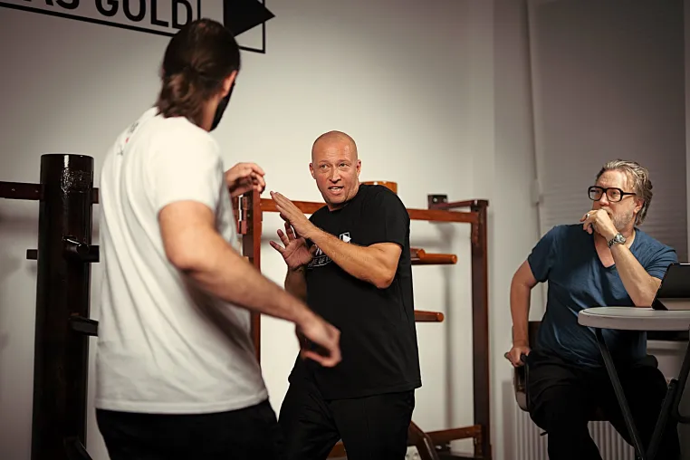 Nicholas Ofczarek zeigt Kampfgeist: Prominentes Opening der WingTsun Akademie Matthias Gold Bild: Nicholas Ofczarek zeigt Kampfgeist: Prominentes Opening der WingTsun Akademie Matthias Gold