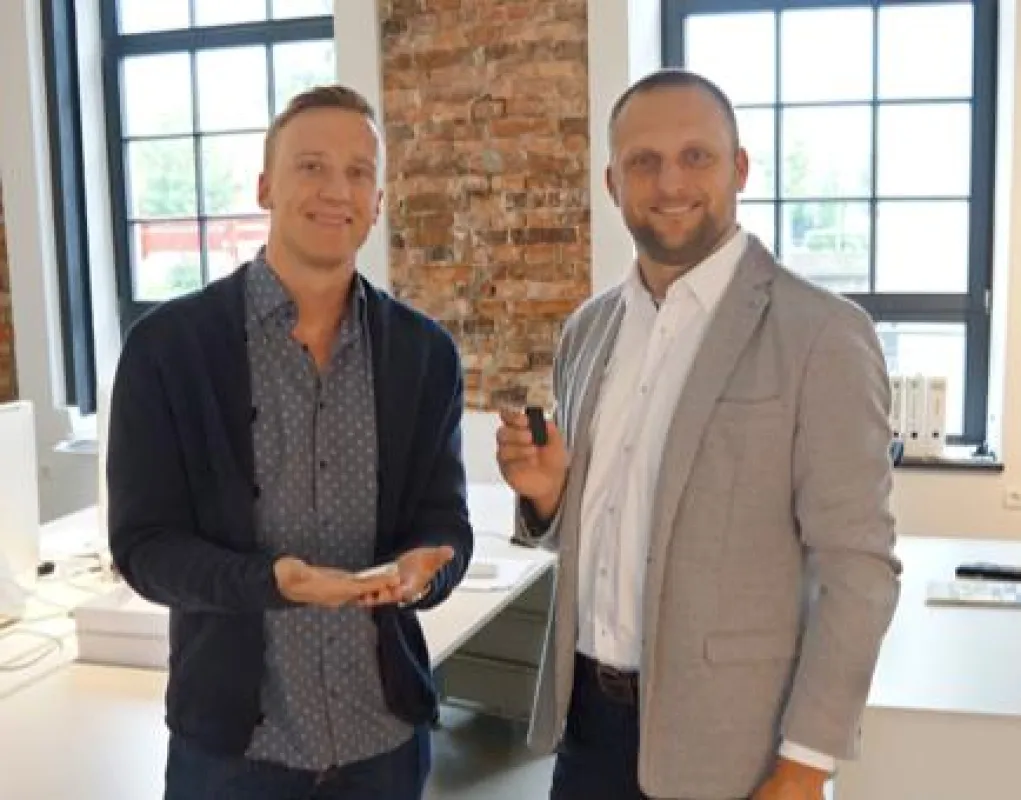Gründer Ralf Seeland und Christoph Tischner mit Rückensensor