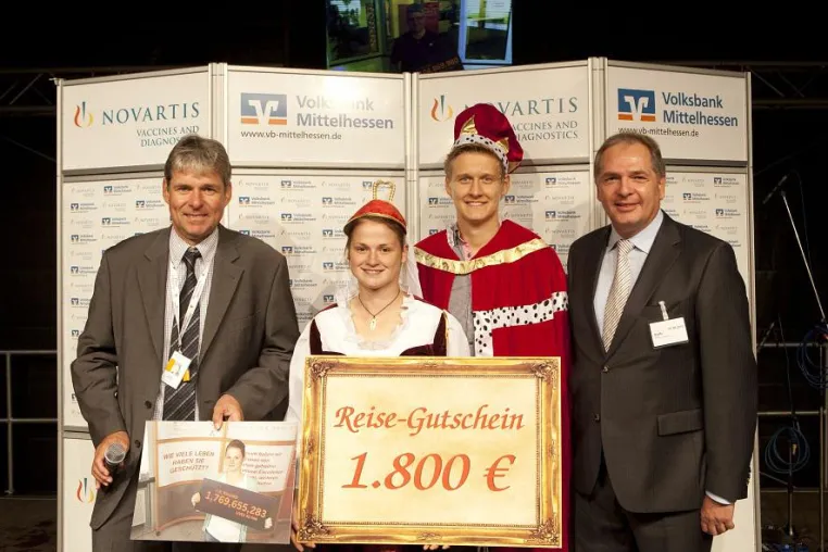 Bild: Volksbank Mittelhessen krönt Carolin Holzapfel zum Azubi des Jahres 2012