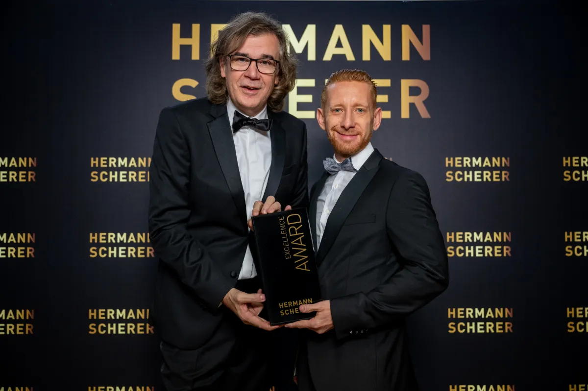 Dominik Bitz bekommt den Excellence-Award verliehen (© Justin Bockey)