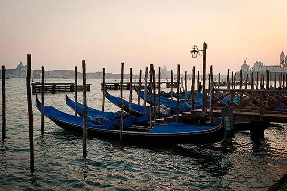 Boote im Hafen von Venedig