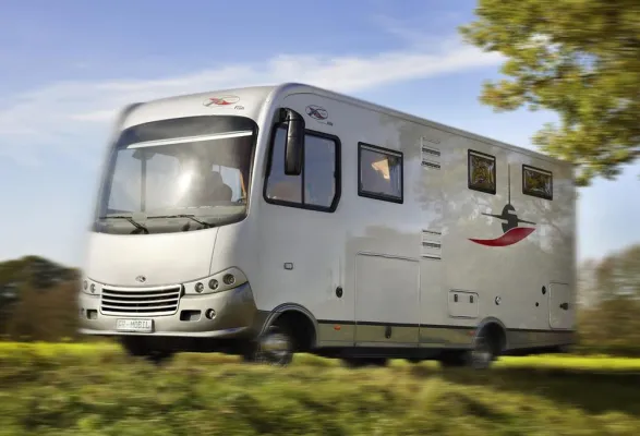 Premiere - Der L 800 SG – FR-Mobil Liner mit Smart-Garage Bild: Premiere - Der L 800 SG – FR-Mobil Liner mit Smart-Garage