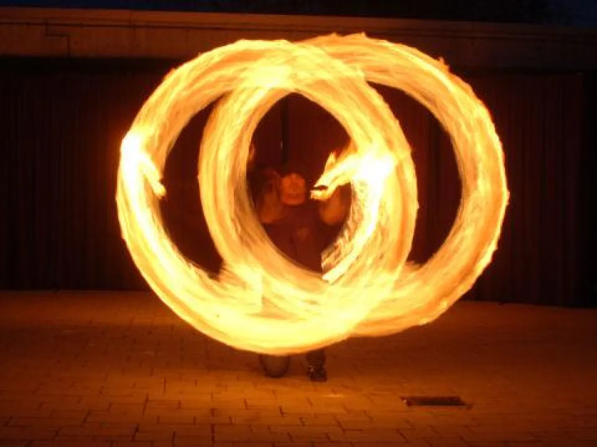 Die Zirkusschule MOSKITO mit einer heißen Feuershow