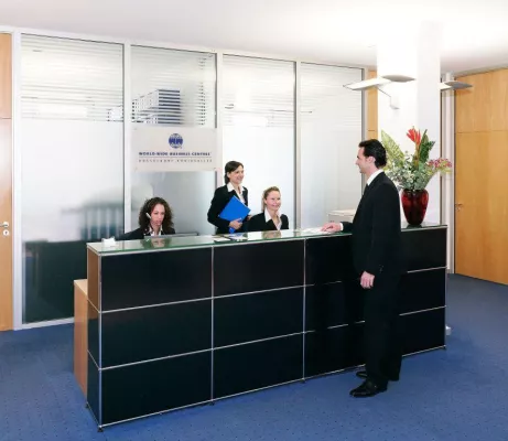 Bild: World-Wide Business Centres Network spendet für Auszubildende der Samuel-Stiftung