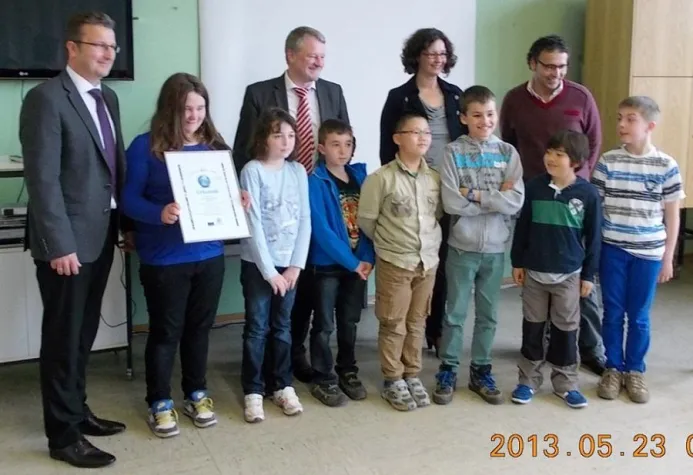 Bild: Ulrich Commerçon überreichte der Medien-AG in Dudweiler Gewinnerurkunde des Schulwettbewerbs