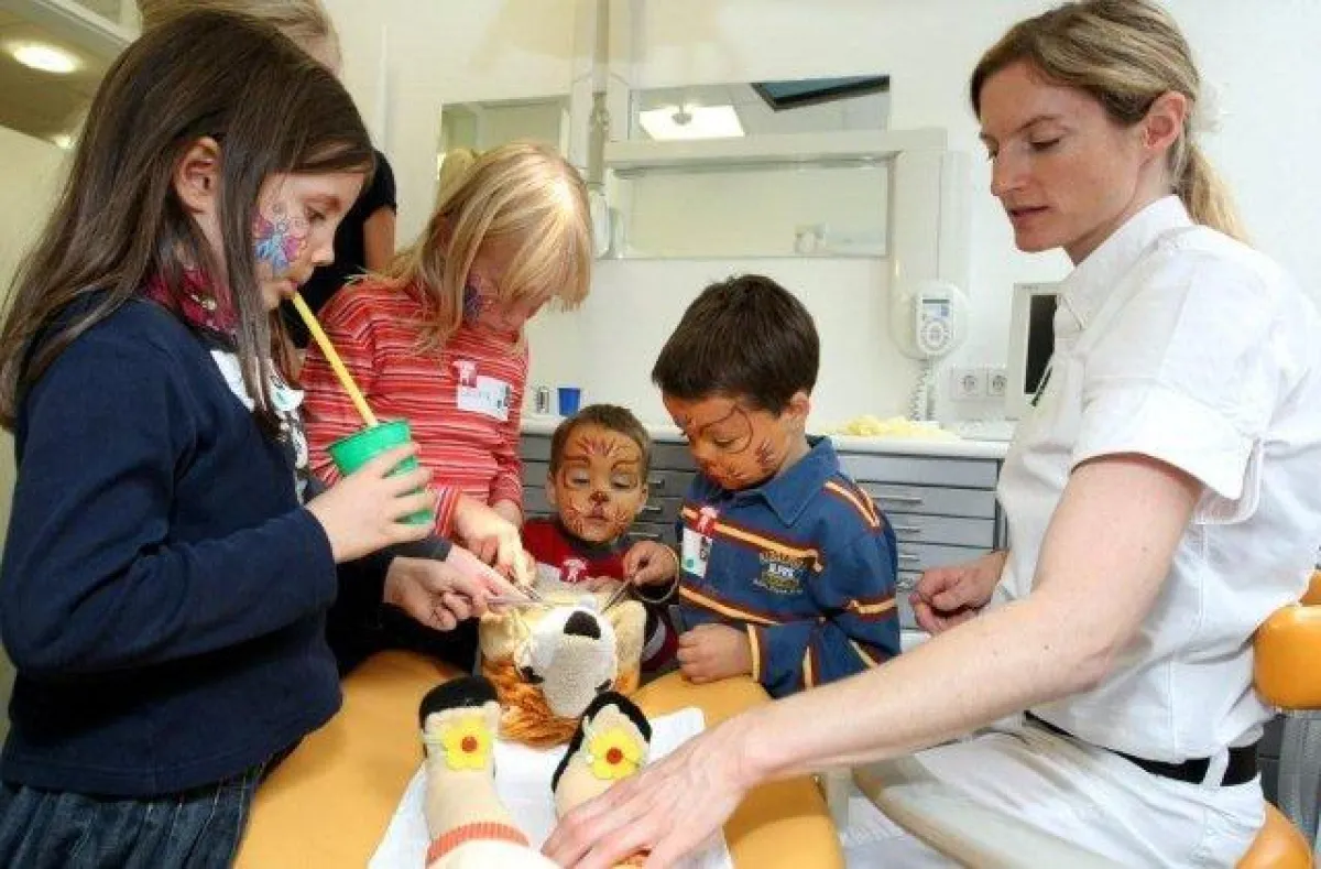 Kinderzahnärztin Dr. Ellen Ritterbusch erklärte den Kids, wie Zähne richtig gepflegt werden. Foto: up