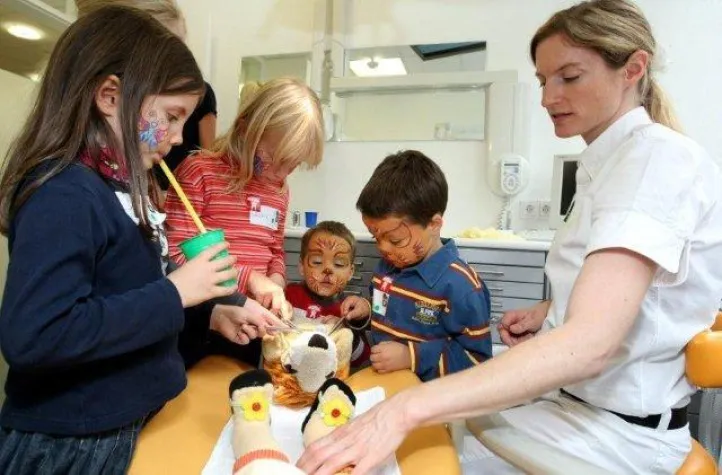 Bild: Erfolgreicher Vortrag und Info-Tag der Zahnärzte am Rathaus