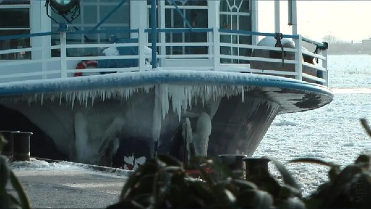 Barkassenboot an vereisten Landungsbrücken Ende Dezember 2010. Foto: Projektoffice