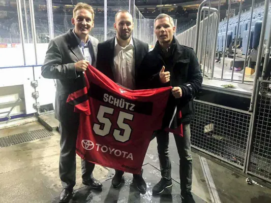 Bild: Allianz Generalvertretung Lorbetzki & Berg versteigert Kölner-Haie-Trikot für den guten Zweck