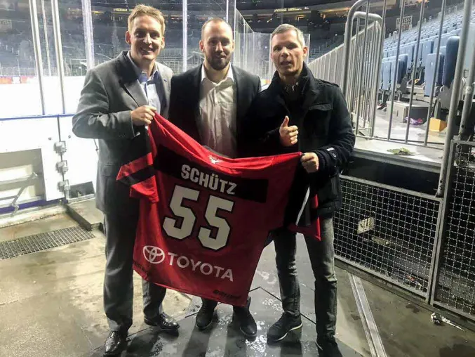 Bild: Allianz Generalvertretung Lorbetzki & Berg versteigert Kölner-Haie-Trikot für den guten Zweck