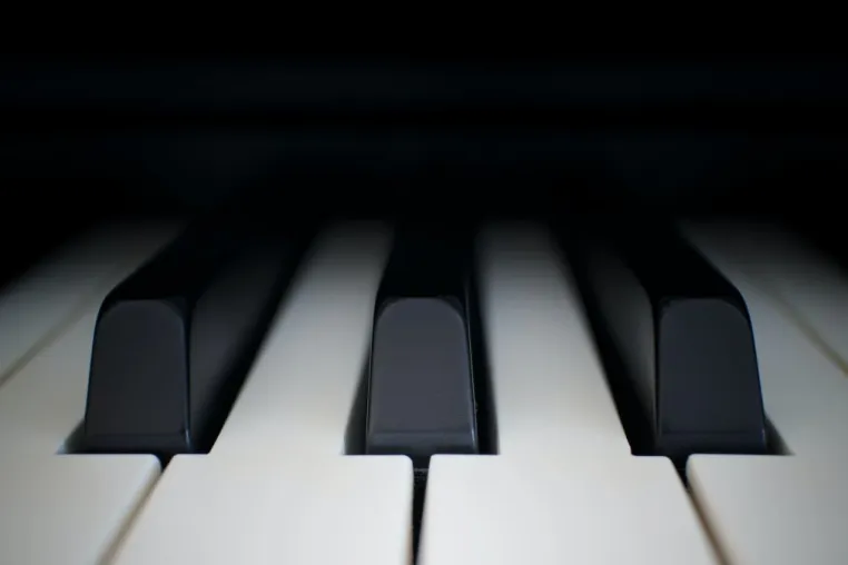Bild: Klavier spielen lernen als Erwachsener: Herausforderungen und Chancen