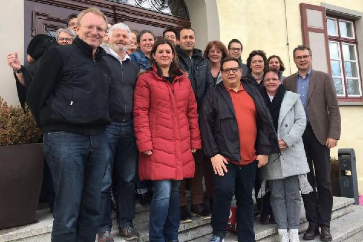 Die Absolventen mit Dr. Alexander Lahl (re) und Coach Hubert Kuhn (li).