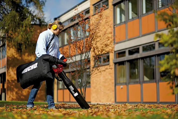 Bild: Laubbläser und Saughäcksler „sehr gut“