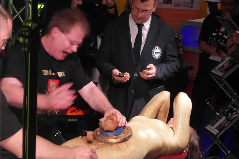 »HAMMERHAND« ZERSCHLÄGT 18 KOKOSNÜSSE / KEINE NEUE BESTMARKE AUF KÖLNER BARZONE Bild: »HAMMERHAND« ZERSCHLÄGT 18 KOKOSNÜSSE / KEINE NEUE BESTMARKE AUF KÖLNER BARZONE