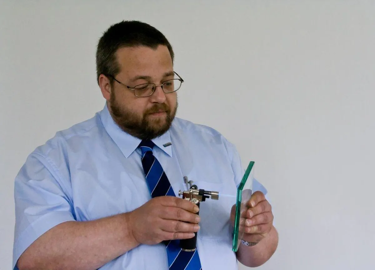 Dieter Biolik (Bohle AG) erklärte die Pyrosil(R) Oberflächen-Vorbehandlung einer Glasscheibe eindrucksvoll.