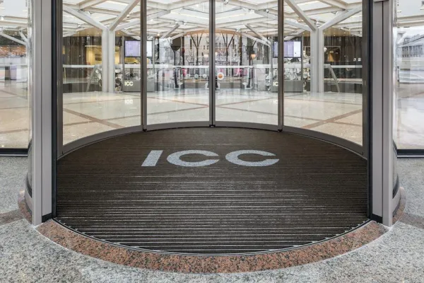 Bild: Repräsentables Entrée mit individuell gefertigten Fußmatten-Systemen im Corporate Design