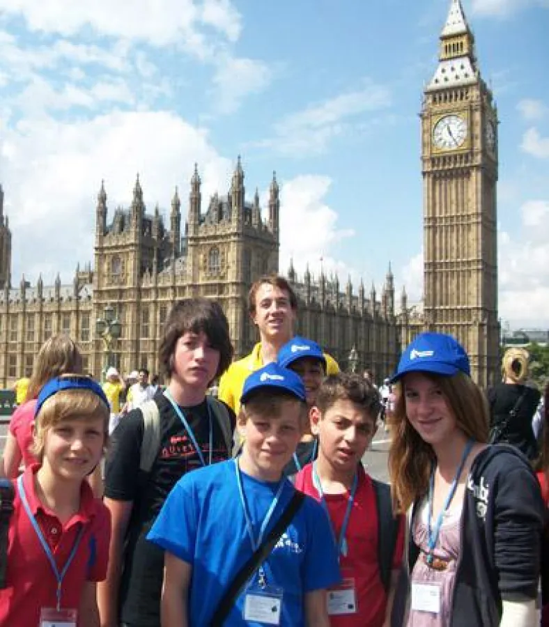 Schülergruppe vor dem Big Ben in London